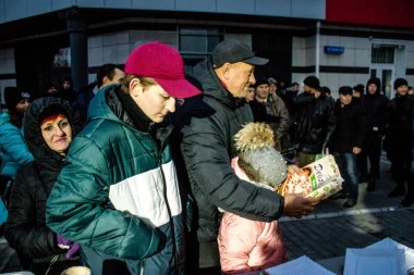 Uluslararası gönüllü bir örgüt şehir merkezindeki ana meydanda Kherson sakinlerine pizza pişirir ve teslim eder. Birçok insani yardım, her şeye ihtiyacı olan insanlara yiyecek ve giyecek desteği sağlıyor.