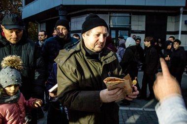 Uluslararası gönüllü bir örgüt şehir merkezindeki ana meydanda Kherson sakinlerine pizza pişirir ve teslim eder. Birçok insani yardım, her şeye ihtiyacı olan insanlara yiyecek ve giyecek desteği sağlıyor.
