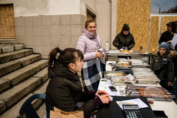 stock image A restaurateur opens a street kitchen in the main square of Kherson. He cooks meat with a wood fire although there is no electricity or water people organize themselves to live normally