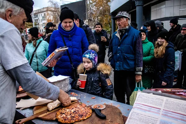 Uluslararası gönüllü bir örgüt şehir merkezindeki ana meydanda Kherson sakinlerine pizza pişirir ve teslim eder. Birçok insani yardım, her şeye ihtiyacı olan insanlara yiyecek ve giyecek desteği sağlıyor.