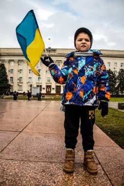 Kherson 'un çocuğu şehrin merkezindeki Özgürlük Meydanı' nda şehrin kurtuluşunu kutluyor. Rus birlikleri dokuz aylık bir işgalden sonra Kherson 'dan ayrıldı.