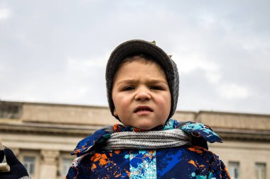 Kherson 'un çocuğu şehrin merkezindeki Özgürlük Meydanı' nda şehrin kurtuluşunu kutluyor. Rus birlikleri dokuz aylık bir işgalden sonra Kherson 'dan ayrıldı.
