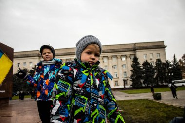 Kherson 'un çocuğu şehrin merkezindeki Özgürlük Meydanı' nda şehrin kurtuluşunu kutluyor. Rus birlikleri dokuz aylık bir işgalden sonra Kherson 'dan ayrıldı.