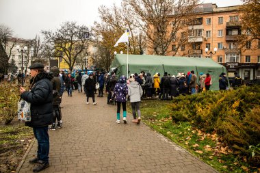Ukrayna 'daki Kherson sakinleri artık cep telefonlarını şarj edebilirler. Belediye, Rus ordusunun kentin altyapısını bombalaması sonrasında telefon görüşmesi yapmak ve almak için bir anten kurdu..