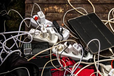 Ukrayna 'daki Kherson sakinleri artık cep telefonlarını şarj edebilirler. Belediye, Rus ordusunun kentin altyapısını bombalaması sonrasında telefon görüşmesi yapmak ve almak için bir anten kurdu..