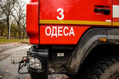 Şehrin Ukrayna ordusu tarafından kurtarılmasından sonra Kherson 'un merkezine park edilmiş itfaiye aracı. Rus birlikleri dokuz aylık işgalden ve Ukrayna ordusunun karşı saldırısından sonra Kherson 'dan ayrıldı.