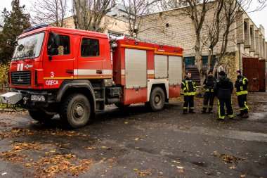 Şehrin Ukrayna ordusu tarafından kurtarılmasından sonra Kherson 'un merkezine park edilmiş itfaiye aracı. Rus birlikleri dokuz aylık işgalden ve Ukrayna ordusunun karşı saldırısından sonra Kherson 'dan ayrıldı.