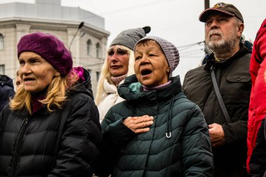 Kherson sakinleri şehir merkezindeki Özgürlük Meydanı 'nda şehrin kurtuluşunu kutluyorlar. Rus birlikleri dokuz aylık bir işgalden sonra Kherson 'dan ayrıldı.