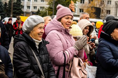 Kherson sakinleri şehir merkezindeki Özgürlük Meydanı 'nda şehrin kurtuluşunu kutluyorlar. Rus birlikleri dokuz aylık bir işgalden sonra Kherson 'dan ayrıldı.