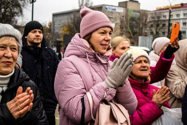Kherson sakinleri şehir merkezindeki Özgürlük Meydanı 'nda şehrin kurtuluşunu kutluyorlar. Rus birlikleri dokuz aylık bir işgalden sonra Kherson 'dan ayrıldı.