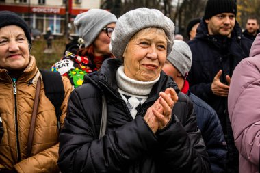 Kherson sakinleri şehir merkezindeki Özgürlük Meydanı 'nda şehrin kurtuluşunu kutluyorlar. Rus birlikleri dokuz aylık bir işgalden sonra Kherson 'dan ayrıldı.