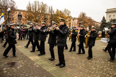 Ukrayna donanma bandosu şehrin kurtuluşunu kutlamak için Kherson sokaklarında yürüyor. Rus birlikleri dokuz aylık bir işgalden sonra Kherson 'dan ayrıldı.