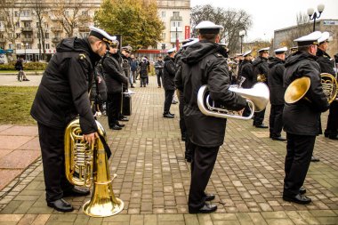 Ukrayna donanma bandosu şehrin kurtuluşunu kutlamak için Kherson sokaklarında yürüyor. Rus birlikleri dokuz aylık bir işgalden sonra Kherson 'dan ayrıldı.