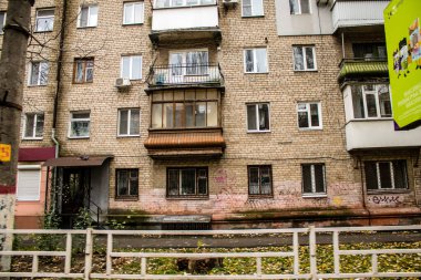 Şehir manzarası ve Kherson City 'deki bina cephesi. Rus birlikleri dokuz aylık işgalden ve Ukrayna ordusunun karşı saldırısından sonra Kherson 'dan ayrıldı.