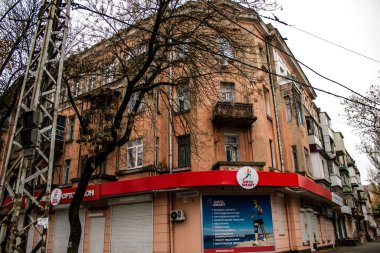 Şehir manzarası ve Kherson City 'deki bina cephesi. Rus birlikleri dokuz aylık işgalden ve Ukrayna ordusunun karşı saldırısından sonra Kherson 'dan ayrıldı.