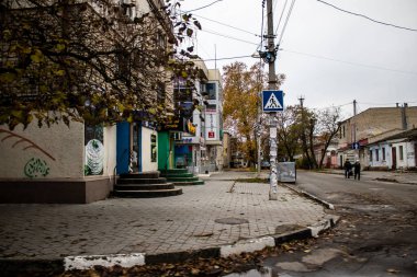Şehir manzarası ve Kherson City 'deki bina cephesi. Rus birlikleri dokuz aylık işgalden ve Ukrayna ordusunun karşı saldırısından sonra Kherson 'dan ayrıldı.