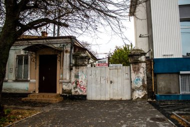 Şehir manzarası ve Kherson City 'deki bina cephesi. Rus birlikleri dokuz aylık işgalden ve Ukrayna ordusunun karşı saldırısından sonra Kherson 'dan ayrıldı.