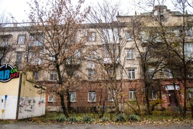 Şehir manzarası ve Kherson City 'deki bina cephesi. Rus birlikleri dokuz aylık işgalden ve Ukrayna ordusunun karşı saldırısından sonra Kherson 'dan ayrıldı.