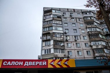 Şehir manzarası ve Kherson City 'deki bina cephesi. Rus birlikleri dokuz aylık işgalden ve Ukrayna ordusunun karşı saldırısından sonra Kherson 'dan ayrıldı.