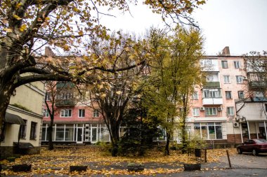 Şehir manzarası ve Kherson City 'deki bina cephesi. Rus birlikleri dokuz aylık işgalden ve Ukrayna ordusunun karşı saldırısından sonra Kherson 'dan ayrıldı.