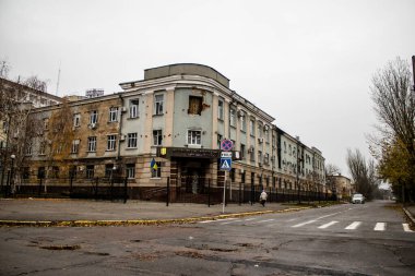 Şehir manzarası ve Kherson City 'deki bina cephesi. Rus birlikleri dokuz aylık işgalden ve Ukrayna ordusunun karşı saldırısından sonra Kherson 'dan ayrıldı.