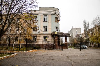 Şehir manzarası ve Kherson City 'deki bina cephesi. Rus birlikleri dokuz aylık işgalden ve Ukrayna ordusunun karşı saldırısından sonra Kherson 'dan ayrıldı.