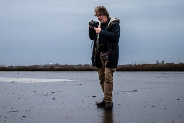 Eddy van Wessel 'ın portresi, bu seçkin gazeteci ve fotoğrafçı Ukrayna' daki savaşı anlatıyor. Cephede çalışıyor ve durumu örtbas etmek için büyük bir soğukkanlılık gösteriyor. Onun yüksek kaliteli fotoğrafları fotoğrafçılık dünyasında bir referans niteliğindedir.