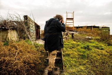 Eddy van Wessel 'ın portresi, bu seçkin gazeteci ve fotoğrafçı Ukrayna' daki savaşı anlatıyor. Cephede çalışıyor ve durumu örtbas etmek için büyük bir soğukkanlılık gösteriyor. Onun yüksek kaliteli fotoğrafları fotoğrafçılık dünyasında bir referans niteliğindedir.