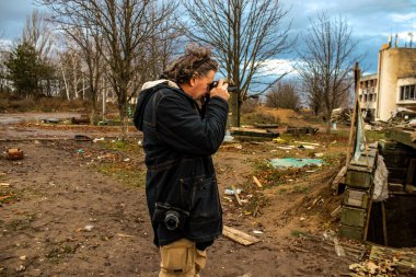 Eddy van Wessel 'ın portresi, bu seçkin gazeteci ve fotoğrafçı Ukrayna' daki savaşı anlatıyor. Cephede çalışıyor ve durumu örtbas etmek için büyük bir soğukkanlılık gösteriyor. Onun yüksek kaliteli fotoğrafları fotoğrafçılık dünyasında bir referans niteliğindedir.