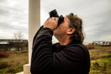 Eddy van Wessel 'ın portresi, bu seçkin gazeteci ve fotoğrafçı Ukrayna' daki savaşı anlatıyor. Cephede çalışıyor ve durumu örtbas etmek için büyük bir soğukkanlılık gösteriyor. Onun yüksek kaliteli fotoğrafları fotoğrafçılık dünyasında bir referans niteliğindedir.