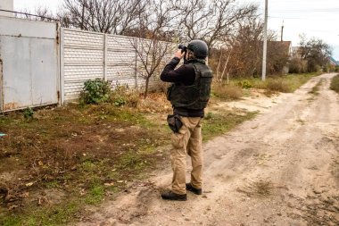 Eddy van Wessel 'ın portresi, bu seçkin gazeteci ve fotoğrafçı Ukrayna' daki savaşı anlatıyor. Cephede çalışıyor ve durumu örtbas etmek için büyük bir soğukkanlılık gösteriyor. Onun yüksek kaliteli fotoğrafları fotoğrafçılık dünyasında bir referans niteliğindedir.