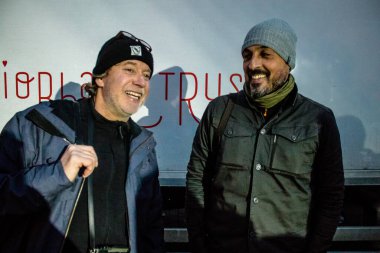 Eddy van Wessel ve New York zamanından bir gazeteci Ukrayna 'daki savaşı haber yapan seçkin bir gazeteci ve fotoğrafçı. Cephede çalışıyor ve durumu örtbas etmek için büyük bir soğukkanlılık gösteriyor. Kaliteli fotoğrafları, 