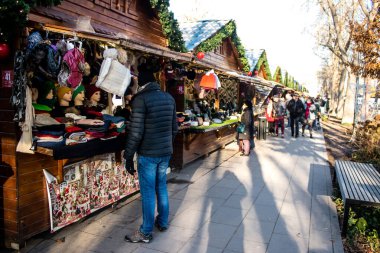 Reims 'deki Noel Pazarı' nı ziyaret edenler 1-30 Aralık 2022 tarihleri arasında gerçekleşecek. Gezinti güvertesinde Jean-Louis Schneiter, 