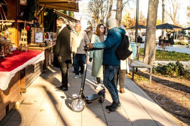 Reims 'deki Noel Pazarı' nı ziyaret edenler 1-30 Aralık 2022 tarihleri arasında gerçekleşecek. Gezinti güvertesinde Jean-Louis Schneiter, 