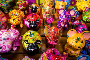 Reims 'deki Noel Pazarı' ndaki dekoratif seramik eşyalar 1-30 Aralık 2022 tarihleri arasında gerçekleşecek. Gezinti güvertesinde Jean-Louis Schneiter, 