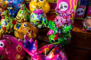 Reims 'deki Noel Pazarı' ndaki dekoratif seramik eşyalar 1-30 Aralık 2022 tarihleri arasında gerçekleşecek. Gezinti güvertesinde Jean-Louis Schneiter, 