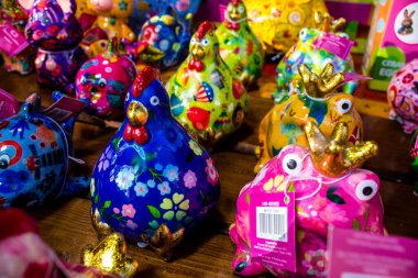 Reims 'deki Noel Pazarı' ndaki dekoratif seramik eşyalar 1-30 Aralık 2022 tarihleri arasında gerçekleşecek. Gezinti güvertesinde Jean-Louis Schneiter, 