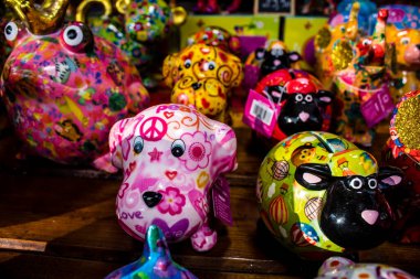 Reims 'deki Noel Pazarı' ndaki dekoratif seramik eşyalar 1-30 Aralık 2022 tarihleri arasında gerçekleşecek. Gezinti güvertesinde Jean-Louis Schneiter, 