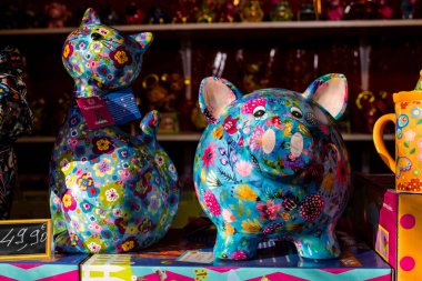 Reims 'deki Noel Pazarı' ndaki dekoratif seramik eşyalar 1-30 Aralık 2022 tarihleri arasında gerçekleşecek. Gezinti güvertesinde Jean-Louis Schneiter, 