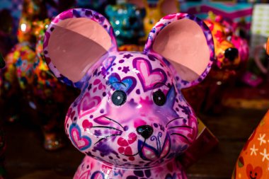 Reims 'deki Noel Pazarı' ndaki dekoratif seramik eşyalar 1-30 Aralık 2022 tarihleri arasında gerçekleşecek. Gezinti güvertesinde Jean-Louis Schneiter, 