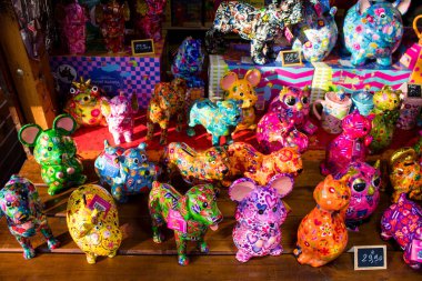 Reims 'deki Noel Pazarı' ndaki dekoratif seramik eşyalar 1-30 Aralık 2022 tarihleri arasında gerçekleşecek. Gezinti güvertesinde Jean-Louis Schneiter, 