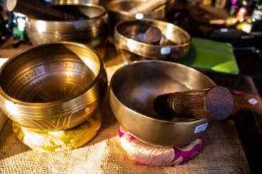 Reims 'deki Noel Pazarı' ndaki dekoratif eşyalar 1-30 Aralık 2022 tarihleri arasında gerçekleşecek. Gezinti güvertesinde Jean-Louis Schneiter, 