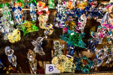 Reims 'deki Noel Pazarı' ndaki dekoratif cam eşyalar 1-30 Aralık 2022 tarihleri arasında gerçekleşecek. Gezinti güvertesinde Jean-Louis Schneiter, 