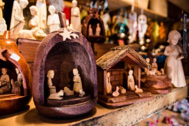 Reims 'deki Noel Pazarı' ndaki dekoratif eşyalar 1-30 Aralık 2022 tarihleri arasında gerçekleşecek. Gezinti güvertesinde Jean-Louis Schneiter, 