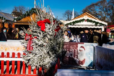 Reims 'deki Noel Pazarı' ndaki dekorasyon 1-30 Aralık 2022 tarihleri arasında gerçekleşecek. Gezinti güvertesinde Jean-Louis Schneiter, 