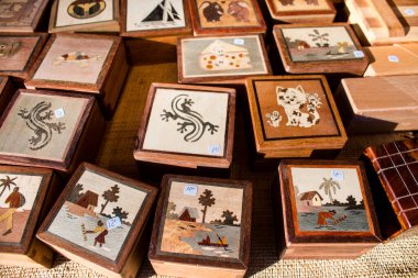 Reims 'deki Noel Pazarı' ndaki dekoratif ahşap eşyalar 1-30 Aralık 2022 tarihleri arasında gerçekleşecek. Gezinti güvertesinde Jean-Louis Schneiter, 