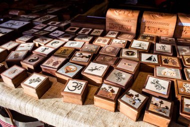 Reims 'deki Noel Pazarı' ndaki dekoratif ahşap eşyalar 1-30 Aralık 2022 tarihleri arasında gerçekleşecek. Gezinti güvertesinde Jean-Louis Schneiter, 