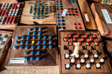 Reims 'deki Noel Pazarı' ndaki dekoratif ahşap eşyalar 1-30 Aralık 2022 tarihleri arasında gerçekleşecek. Gezinti güvertesinde Jean-Louis Schneiter, 