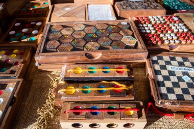 Reims 'deki Noel Pazarı' ndaki dekoratif ahşap eşyalar 1-30 Aralık 2022 tarihleri arasında gerçekleşecek. Gezinti güvertesinde Jean-Louis Schneiter, 