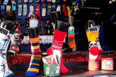 Reims 'deki Noel Pazarı' nda çorap standı 1-30 Aralık 2022 tarihleri arasında gerçekleşecek. Gezinti güvertesinde Jean-Louis Schneiter, 